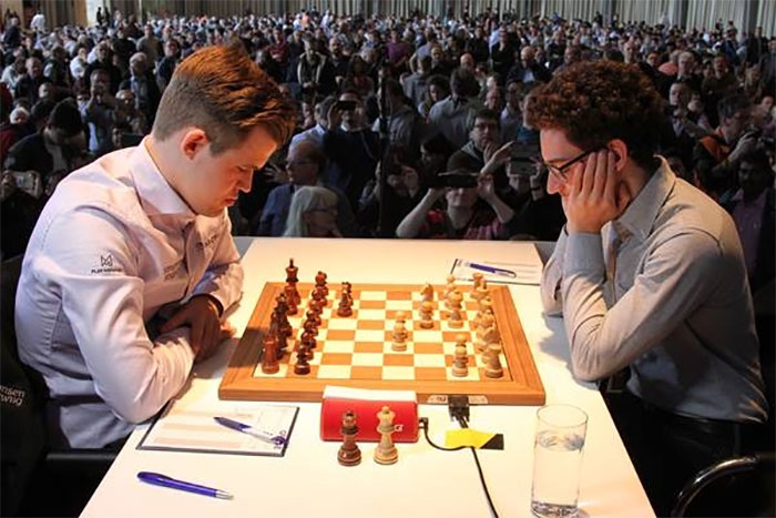 Mundial de Xadrez Rodada 2: Carlsen 'Rasteja' para Empatar Após Surpresa de  Abertura de Caruana 