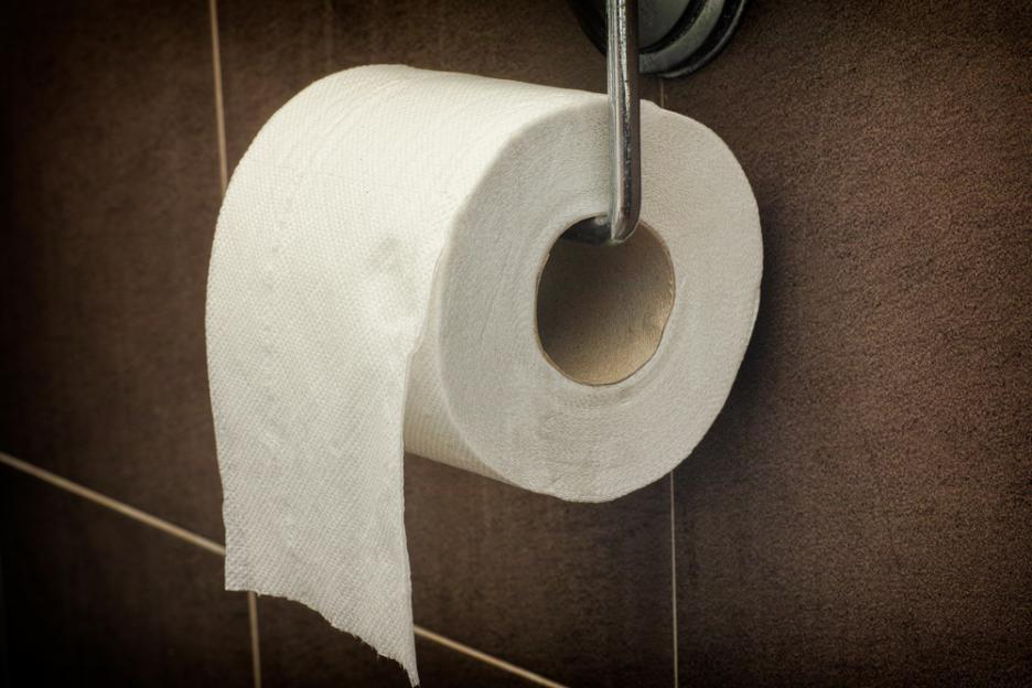 Admit it: how to hang the roll of toilet paper , hanging near the front or ...