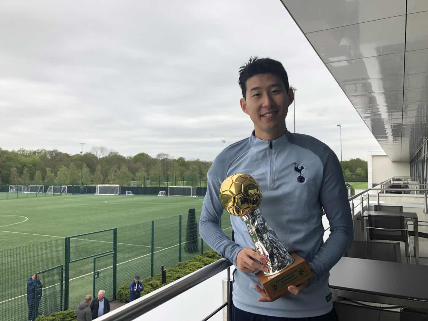 Titan_Sports_Conferred_the_trophy_to_Son_Heung-min_on_April_24th,_2018.jpg