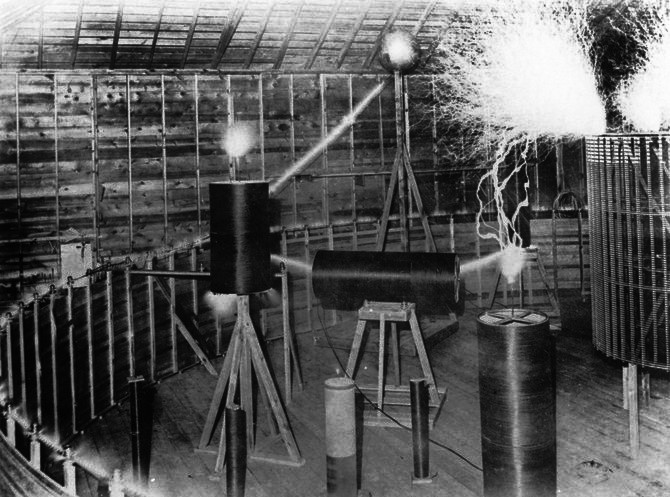 Tesla_Colorado_Springs_lab-resonance_between_coils.jpg