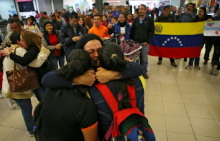 un-centenar-de-venezolanos-regresa-de-perx-en-avixn-enviado-por-maduro.jpg