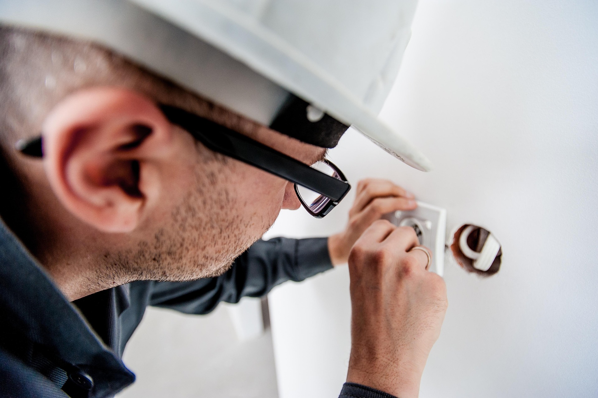 jarmoluk-electrician-1080554_1920.jpg