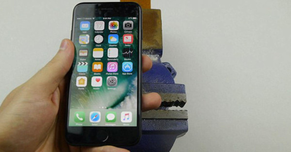 Владельцы-iPhone-7-повелись-на-розыгрыш-и-просверлили-в-новых-телефонах-дырку-для-наушников-1.jpg