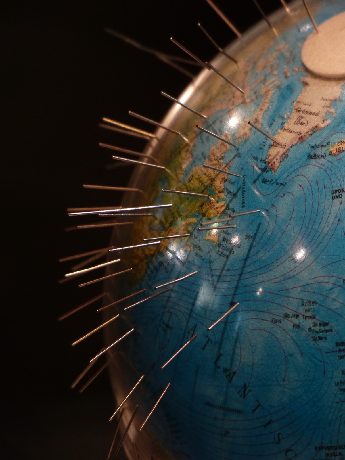 earth_globe_magnetism_north_pole_south_pole_earth_magnet_steel_pins_magnetic_field-1125977.jpg
