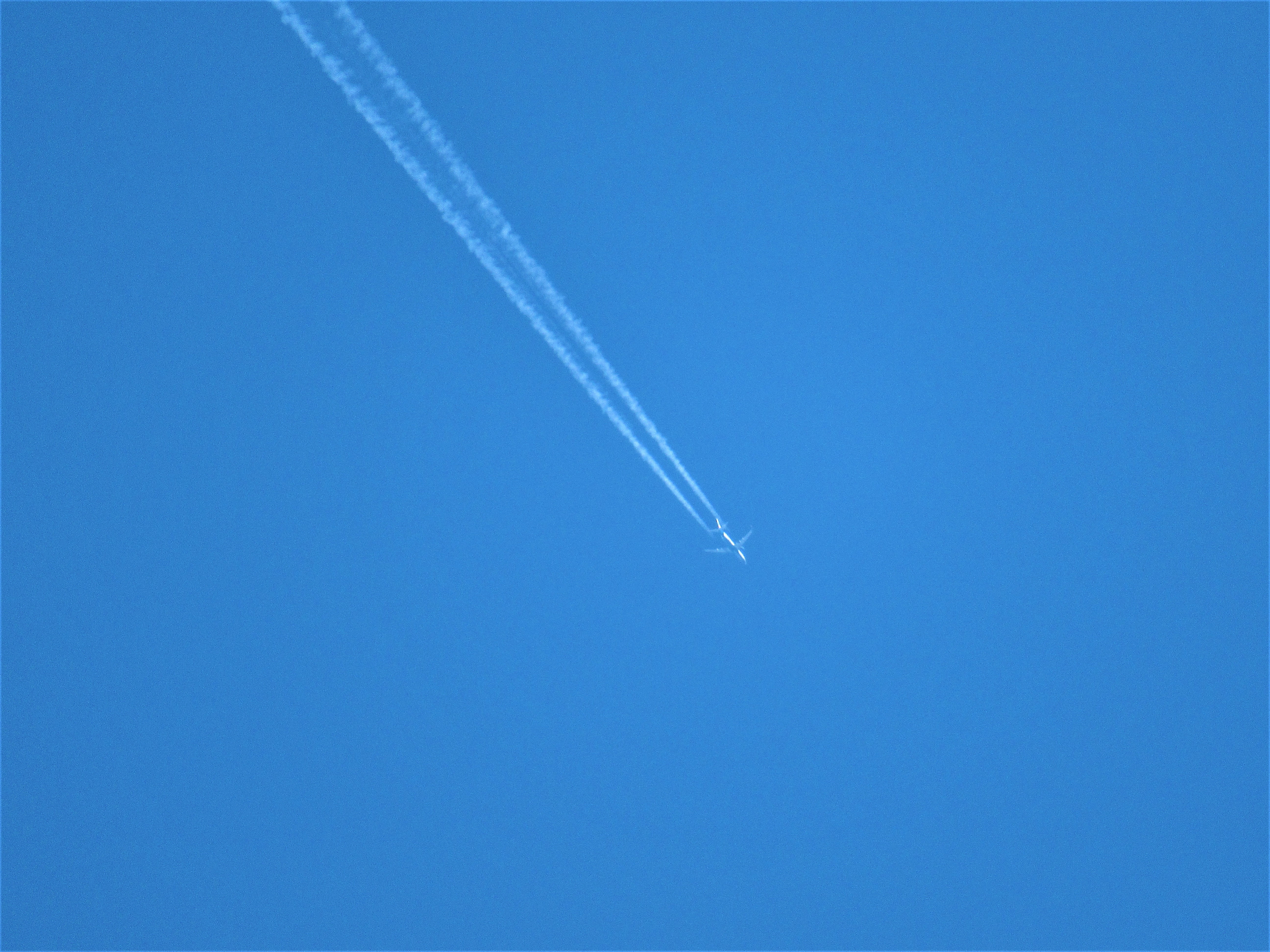 Видно точку б. Инверсионный след Боинг 747. Инверсионный след от самолета. Полоса от самолета. Полосы от самолета на небе.