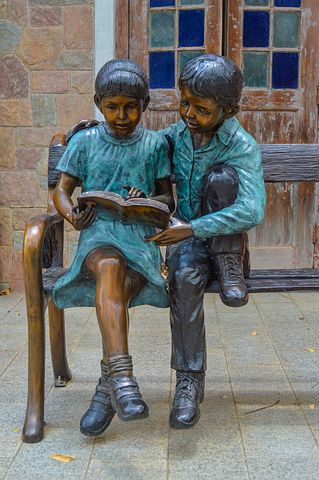 boy-and-girl-reading-4305492__480.jpg
