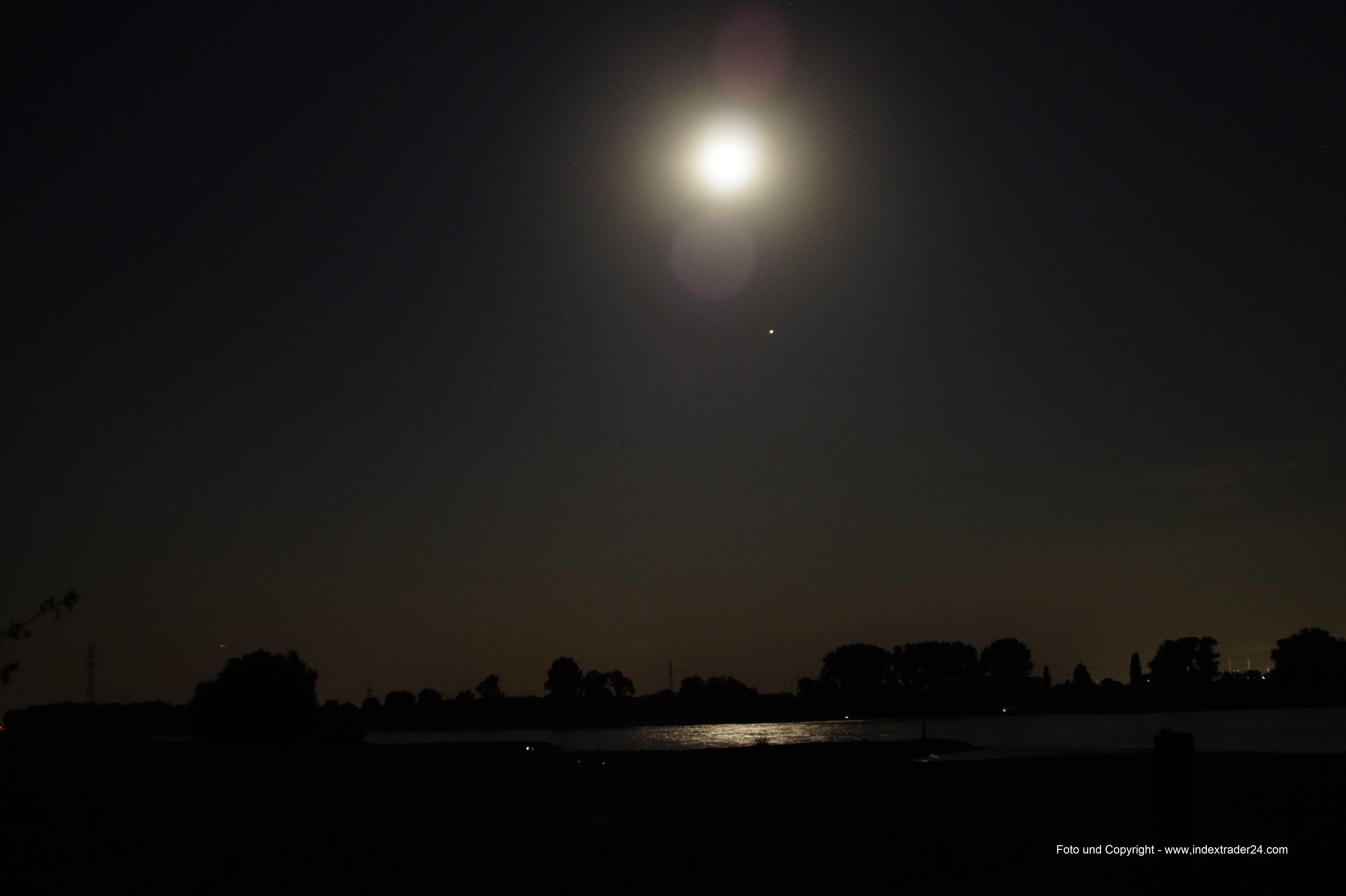 201807280047 Mondfinsternis Mars Rhein Düsseldorf Urdenbach Fähre.jpg