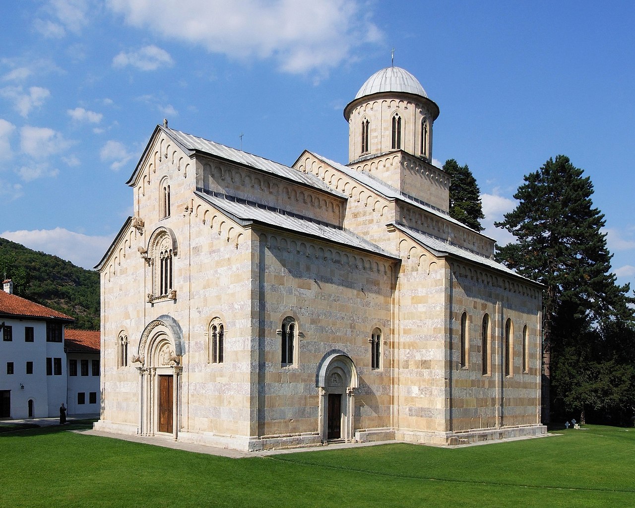 1280px-Manastir_Visoki_Dečani_(Манастир_Високи_Дечани)_-_by_Pudelek..jpg