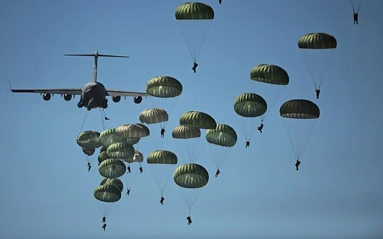 parachute-704413__340.webp
