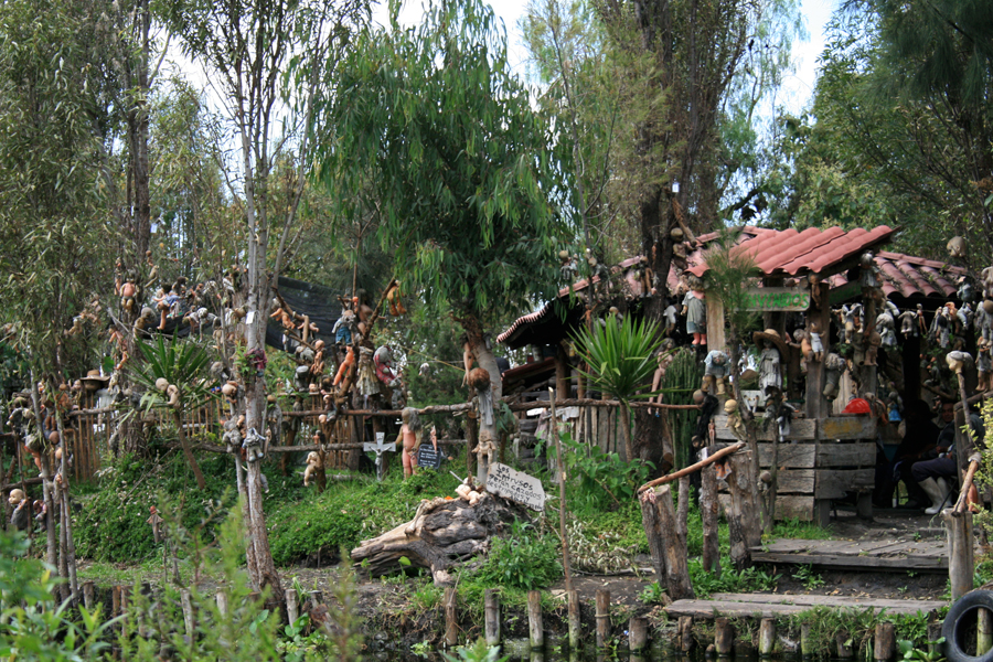 La-isla-de-la-Muñecas-Doll-Island-from-the-lake-2.jpg