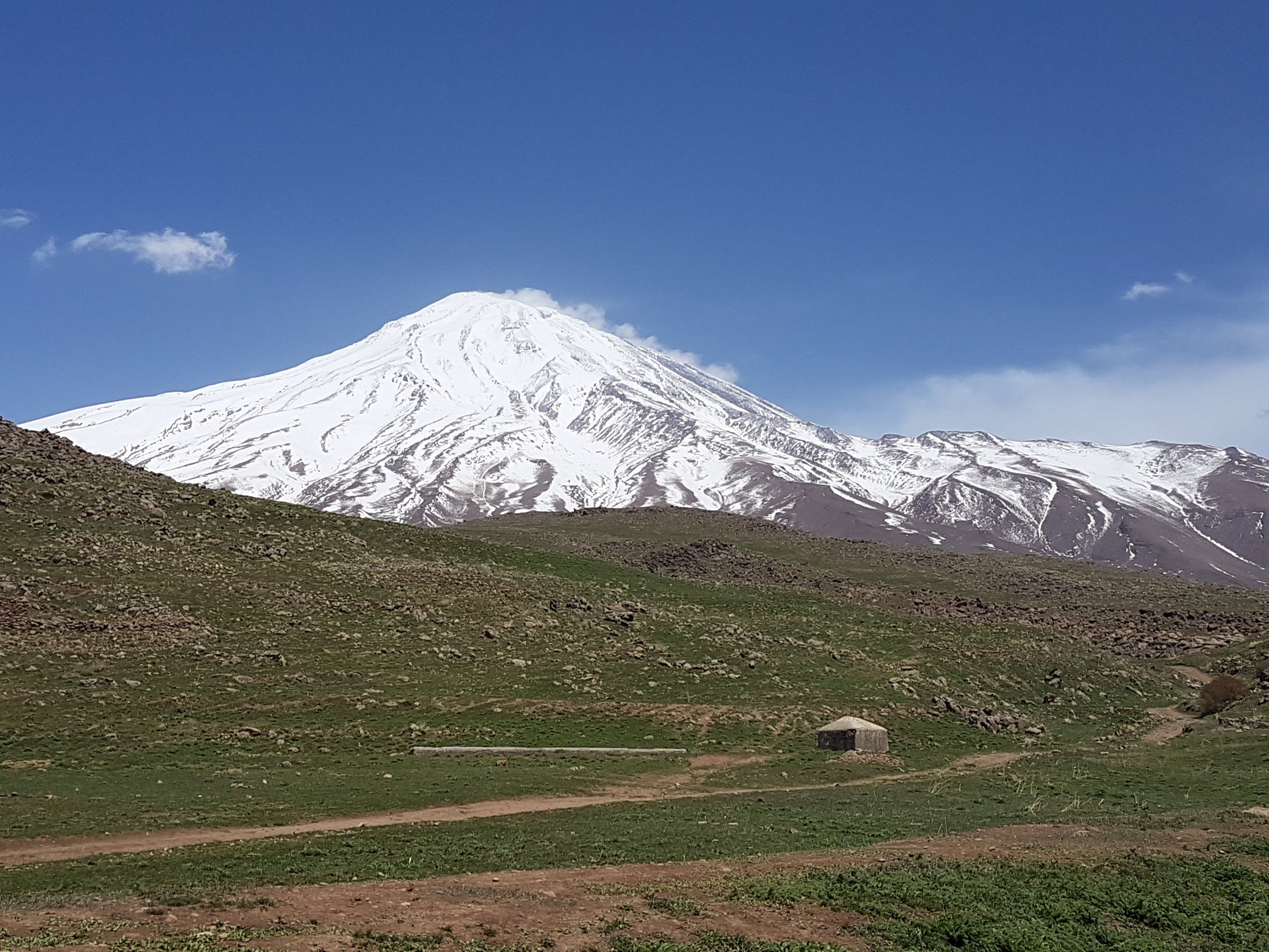 Alborz. Город Демавенд Иран. Голова Демавенда. Альборз гора. Демавенд фото.