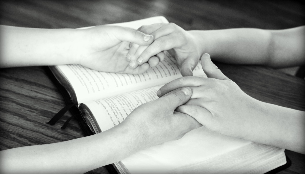 holding-hands-752878_1280.jpg