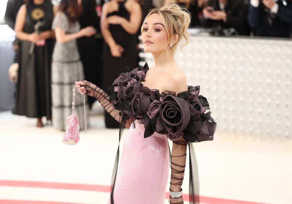 Chloe-Fineman-Wearing-Cat-Purse-at-2023-Met-Gala (1).webp