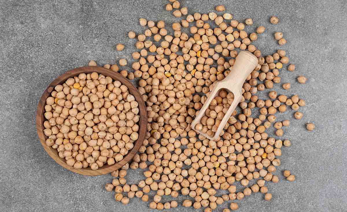 1690965150-how-chana-(chickpeas)-can-fuel-your-active-lifestyle-in-indian-snacks.jpg
