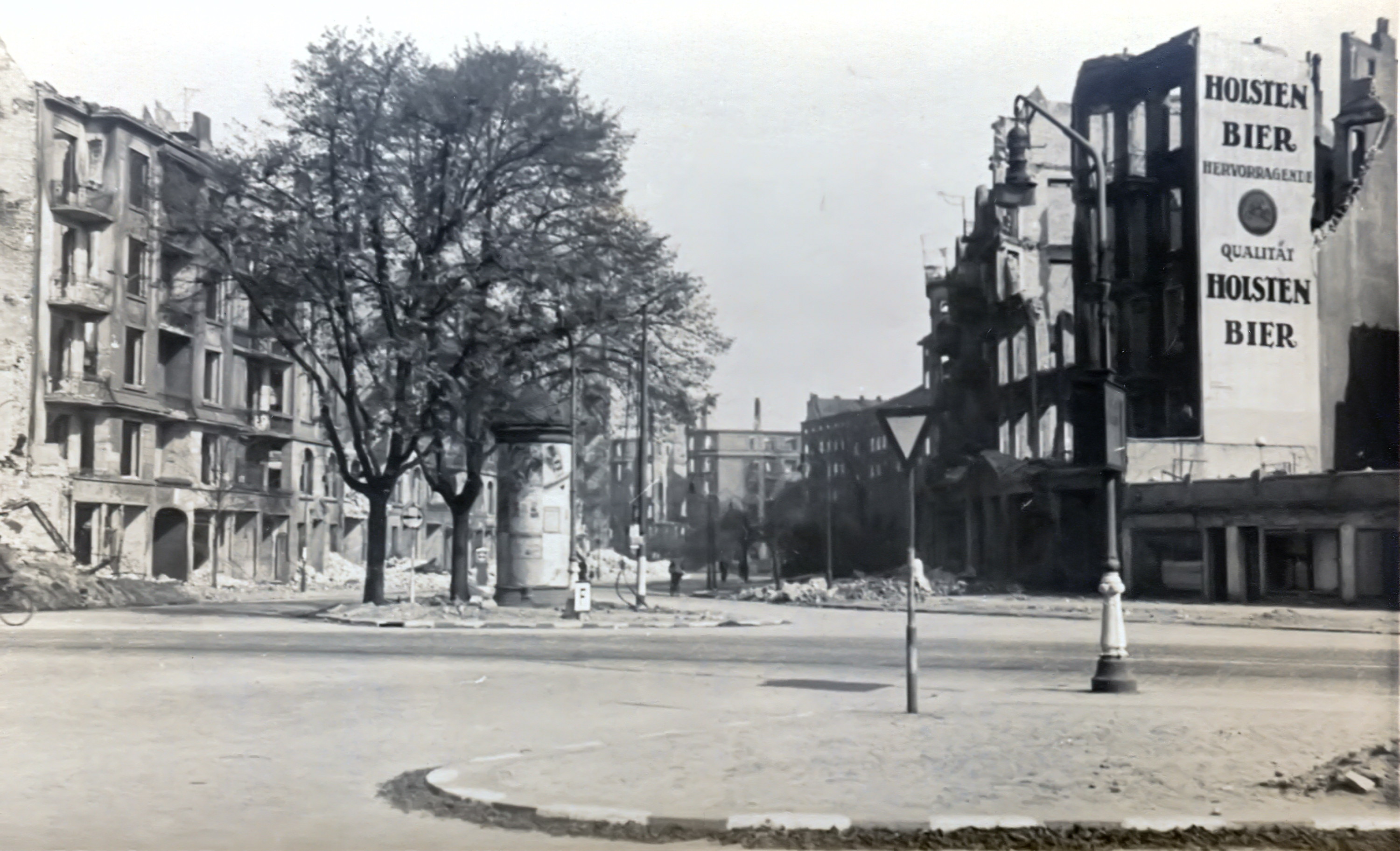 31.Eimsb-Marktpl.-Heußweg-n.d.Angriff_Juli_1943.jpg