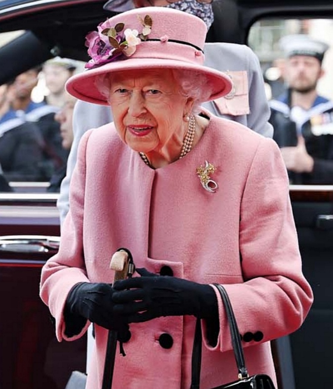 Elizabeth_II_opens_Welsh_Parliament_in_2021_(cropped_2).jpg