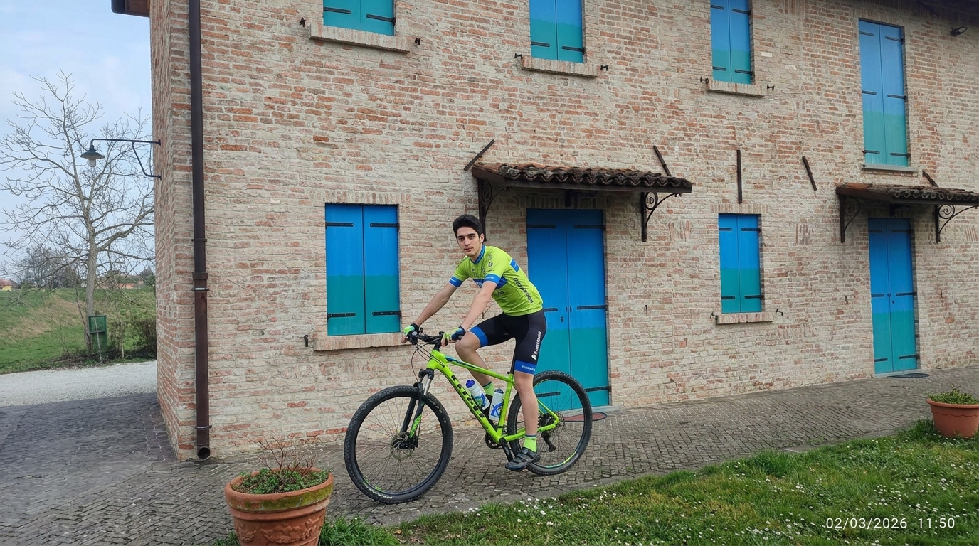 Metti_il_ragazzo_vestito_da_ciclista_nella_bici_on_71adc01354.jpeg
