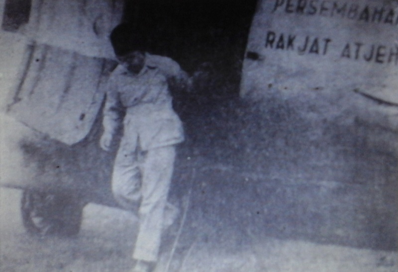 Wapres Hatta turun dari pesawat Seulawah.jpg