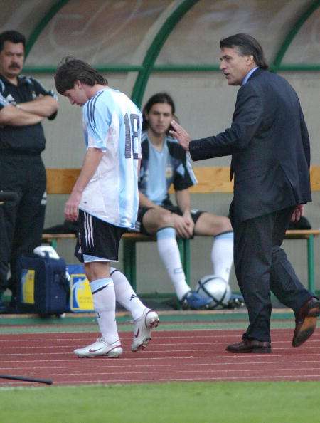 messi-debut-1486138193-500.jpg