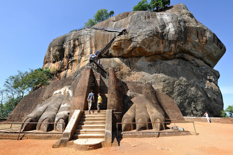 sigiriya-lion-stairs-23374200.jpg