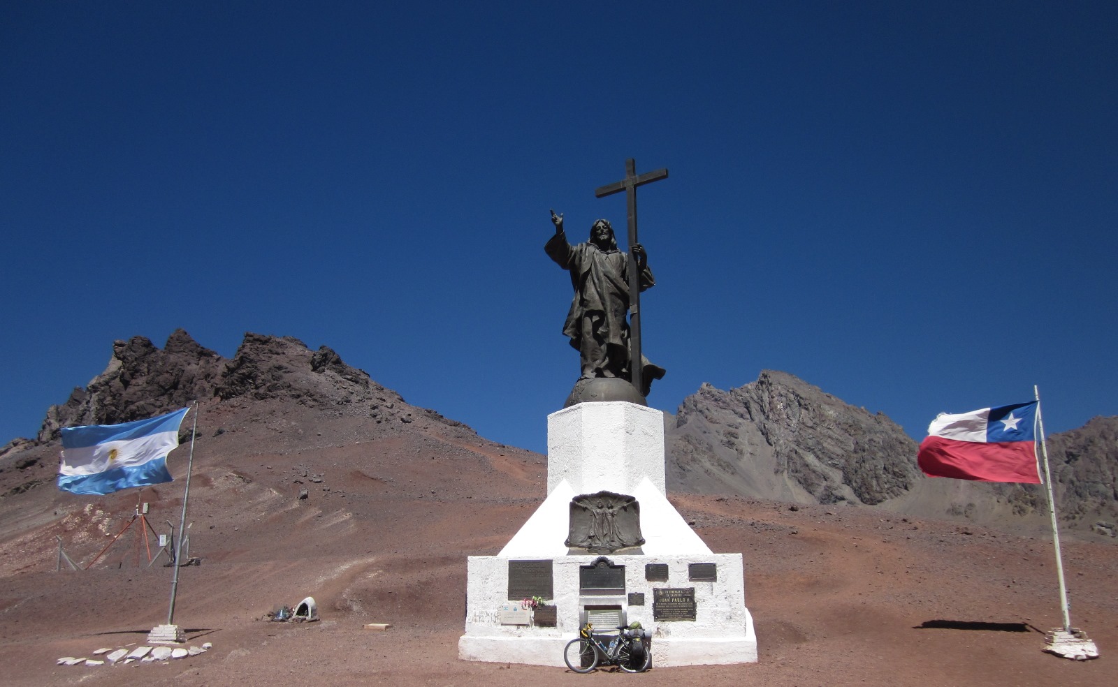 Памятники природы чили. Андский Христос в Чили. Памятник Андский Христос. Чили статуя Христа. Андский Христос Аргентина.