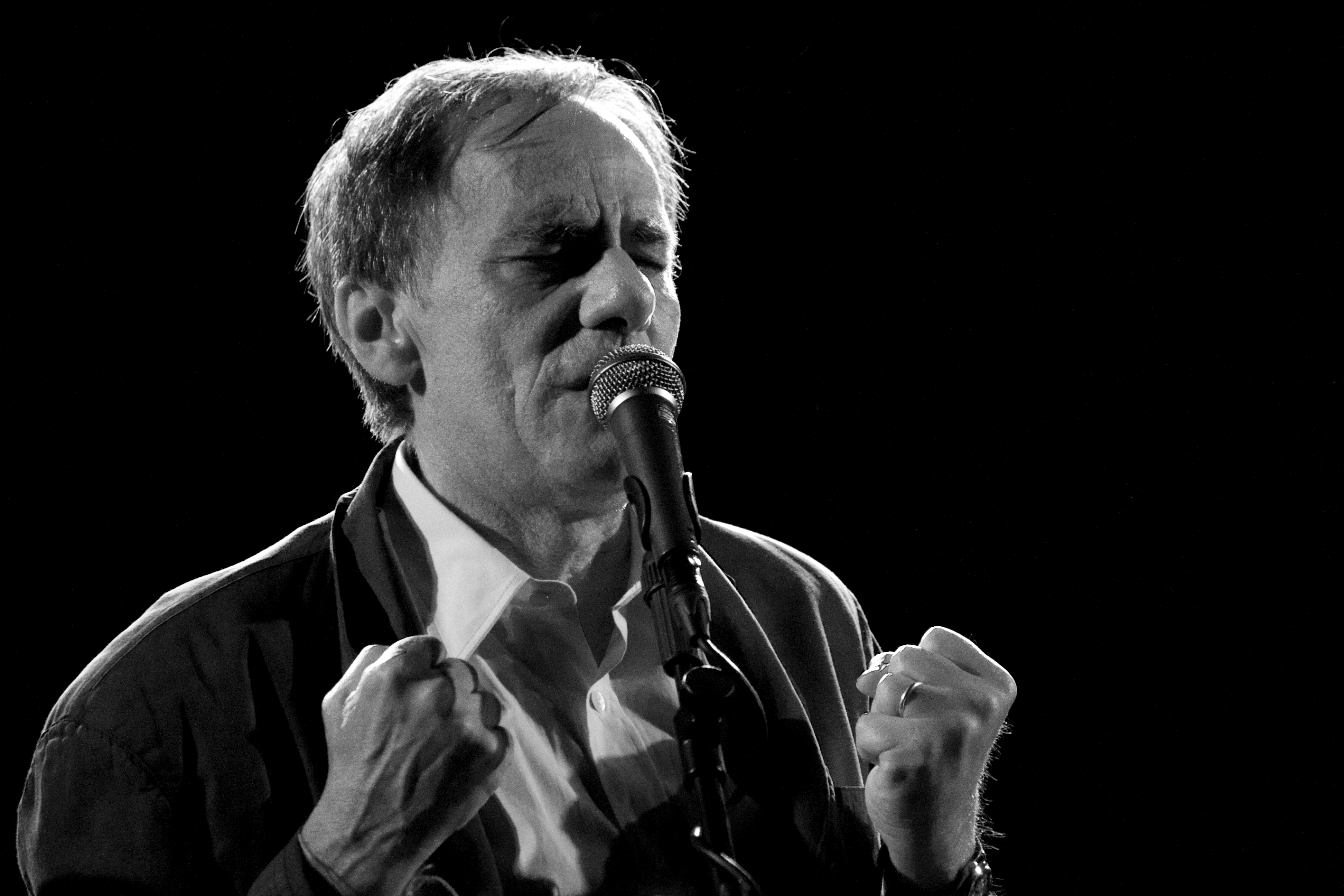 Roberto_Vecchioni_-_Teatro_Romano,_Verona_-_29_maggio_2011_(5782181429).jpg