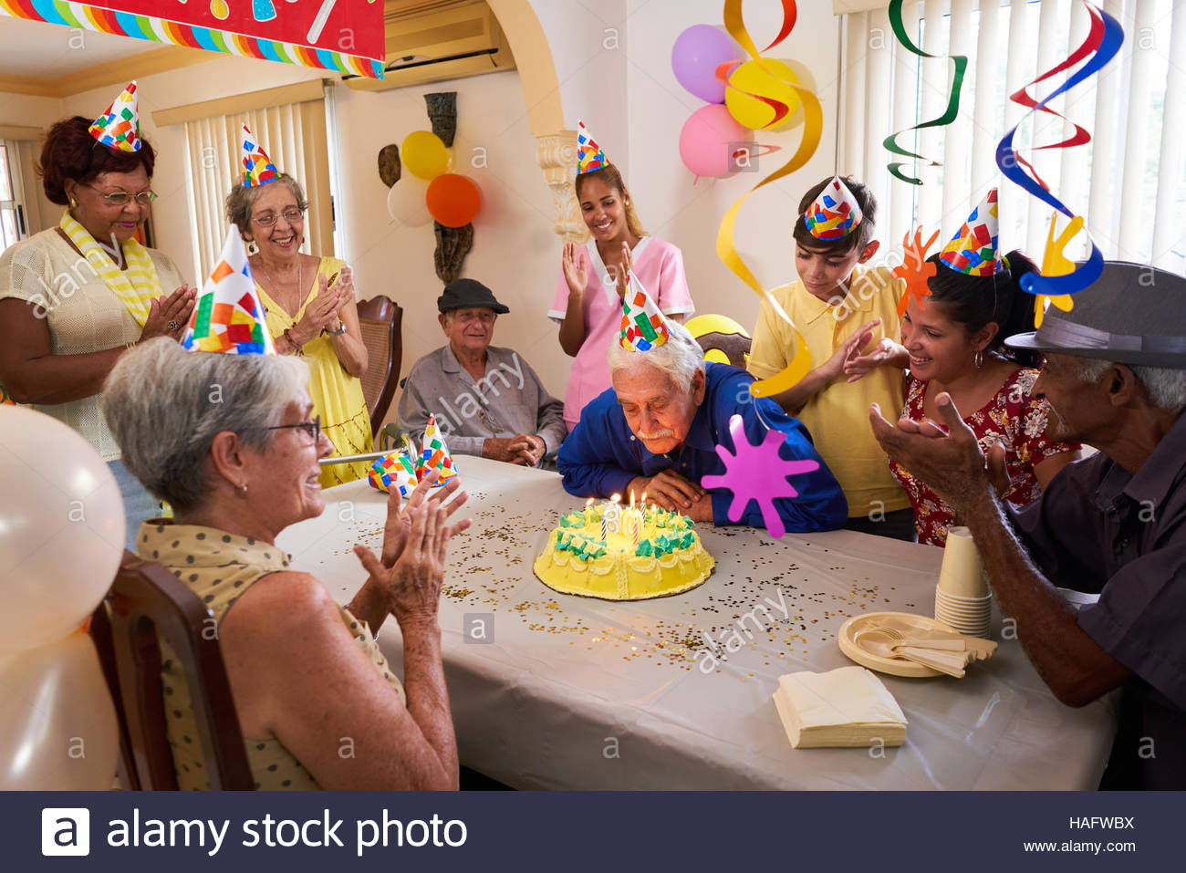 grupo-de-viejos-amigos-y-familiares-celebrando-hombre-senior-80-fiesta-de-cumpleanos-en-casa-de-retiro-feliz-ancianos-divirtiendose-abuelo-soplando-cy-hafwbx.jpg