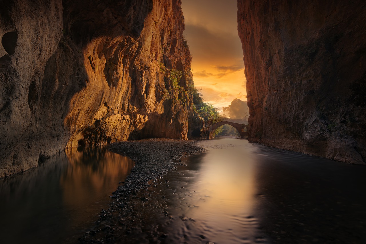 canyon-4245261_1280.jpg
