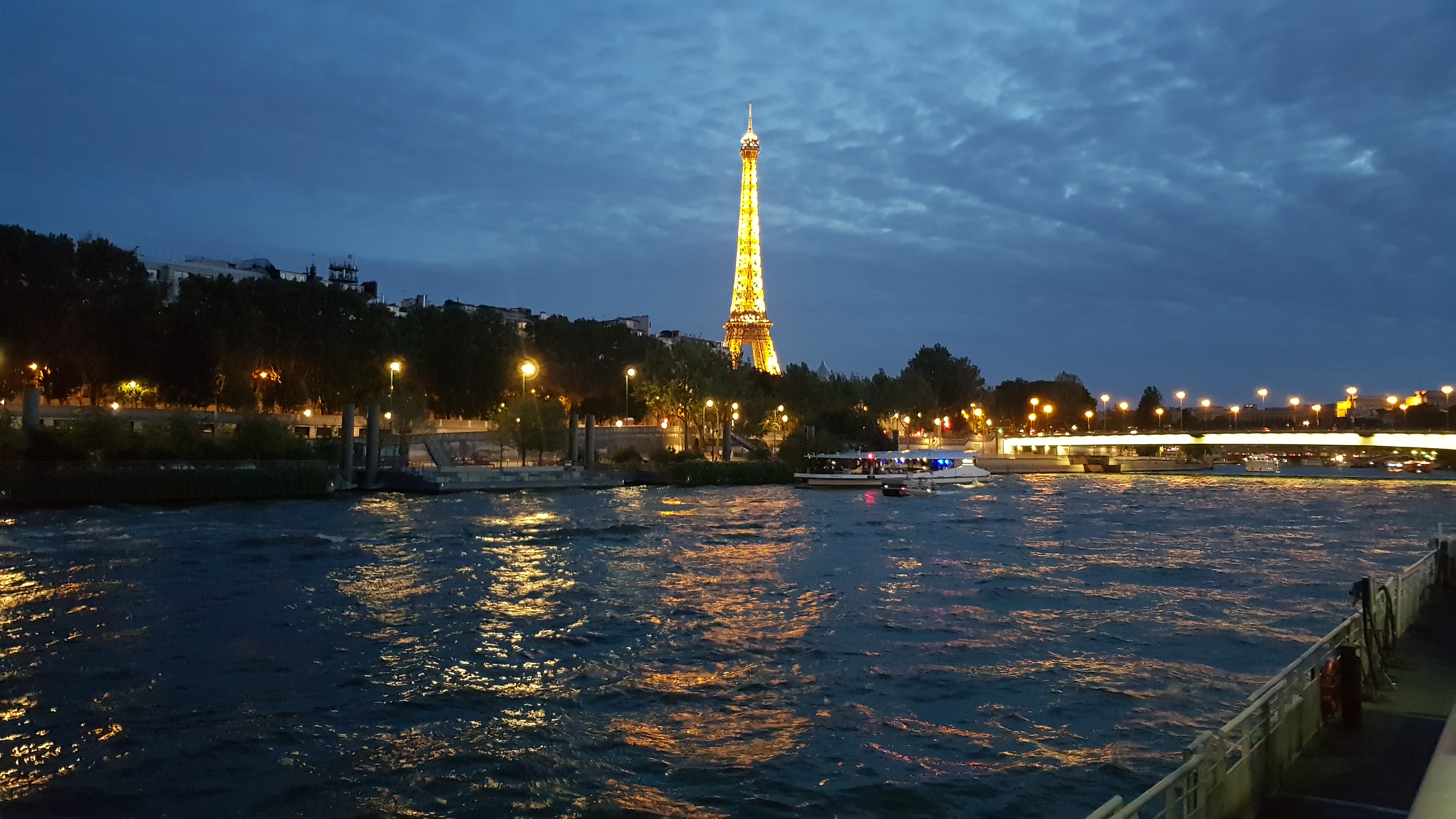 [파리의 야경 #1] 에펠여신의 다이아몬드 조명 (동영상 + 사진)