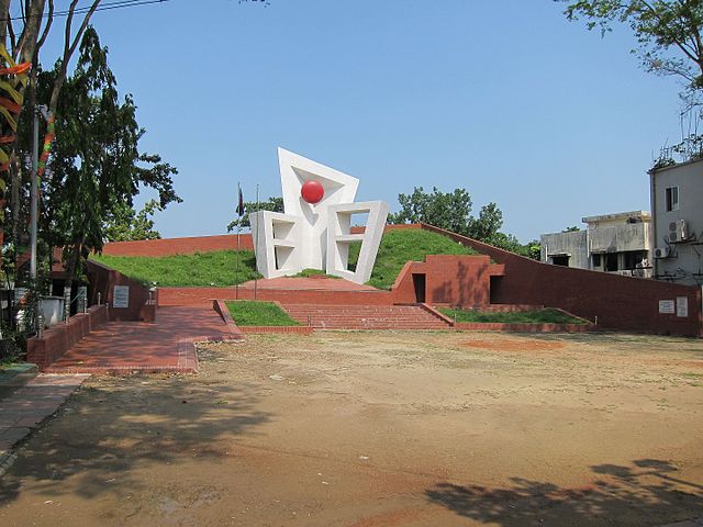 Shaheed_Minar,_Sylhet_(24307516735).jpg