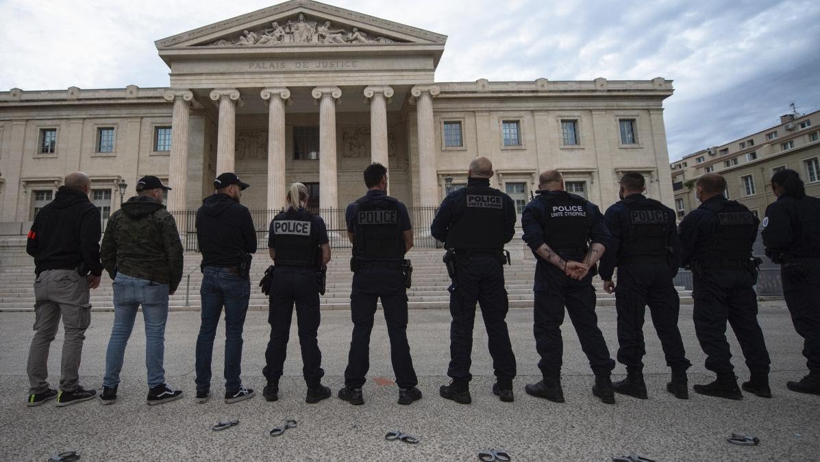 프랑스 경찰(Police) 수갑 땅바닥에 던지면서 시위