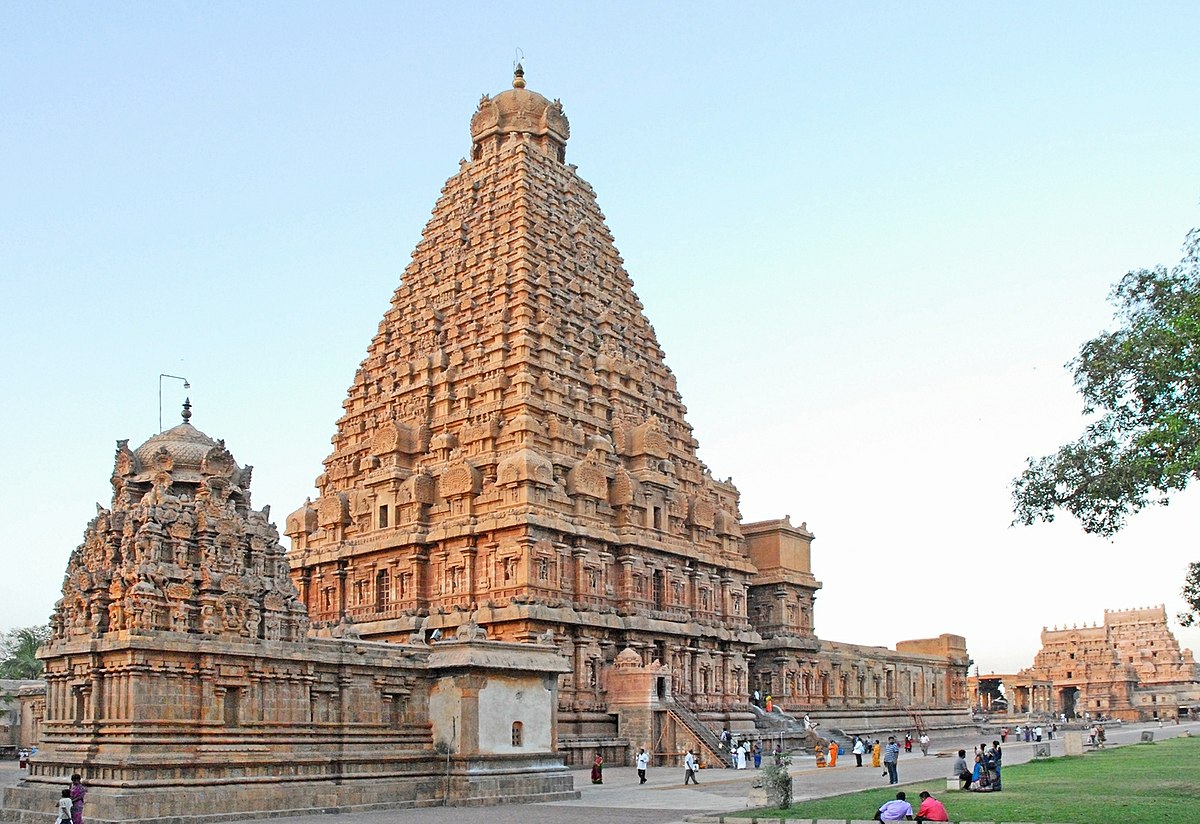 1200px-Le_temple_de_Brihadishwara_(Tanjore,_Inde)_(14354574611).jpg