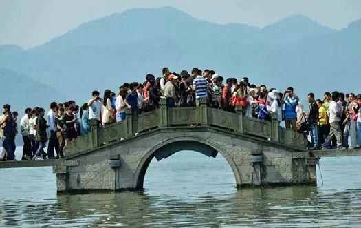 不堪重负的国庆假期 Overburdened National Day Holidays