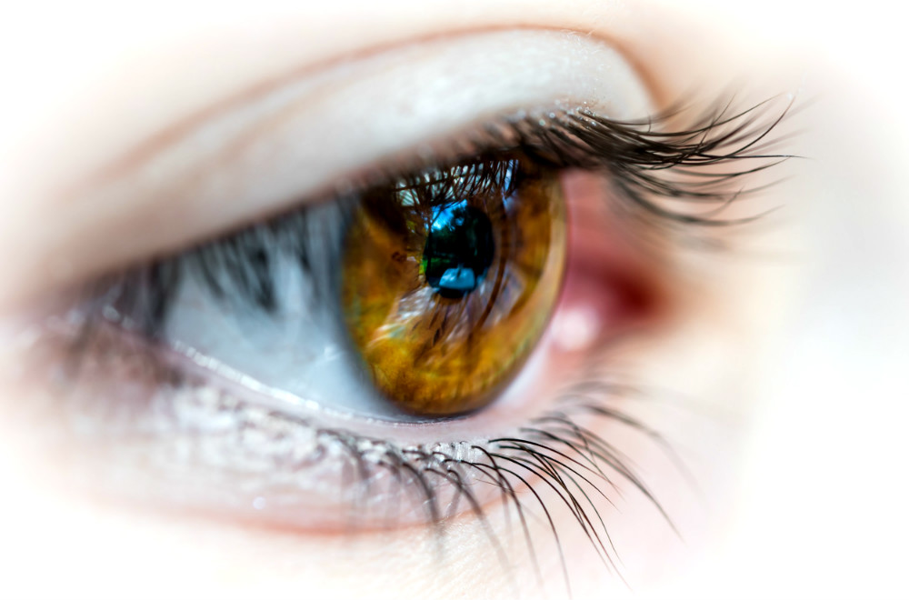eye_close_up_off_camera_look.jpg