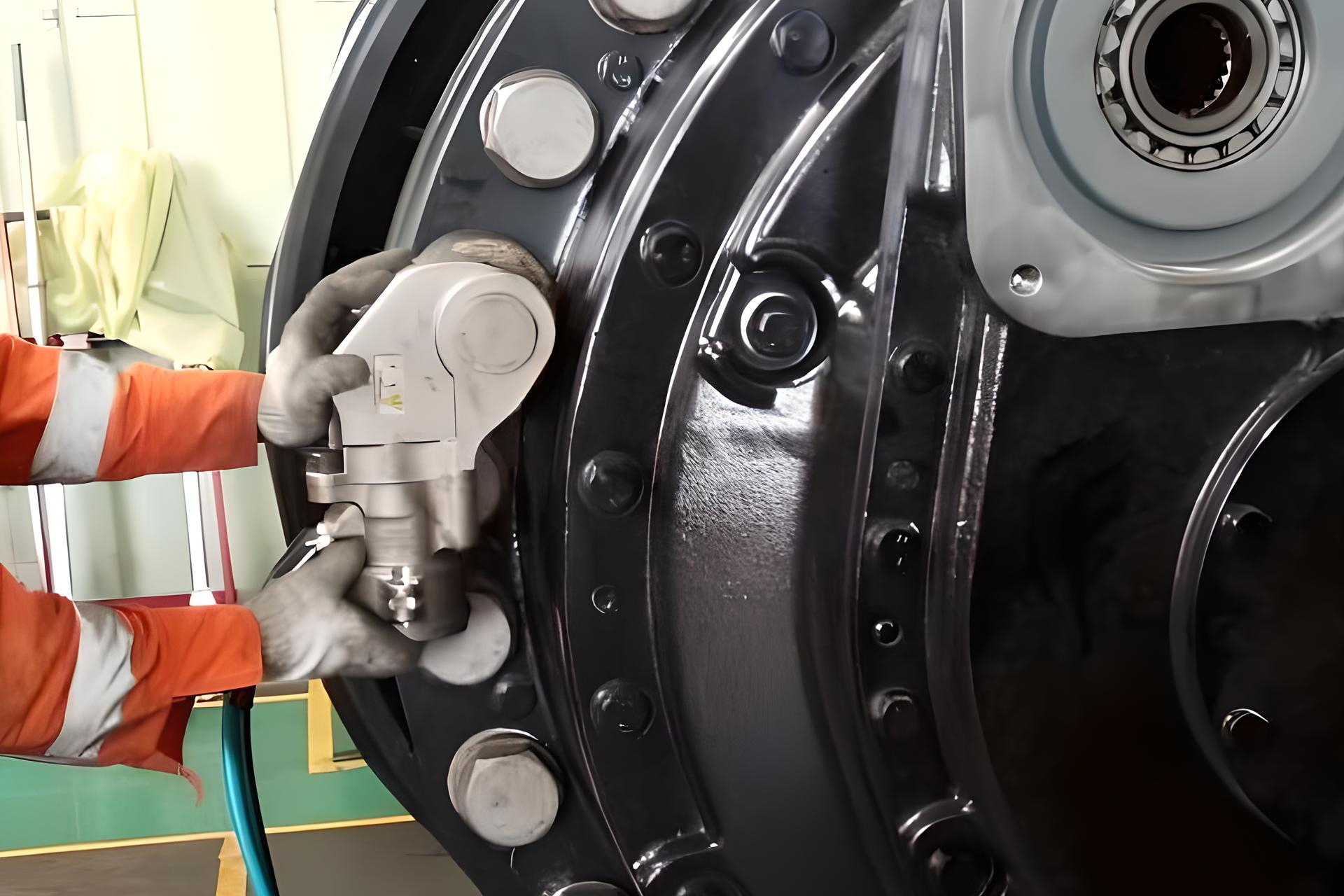 man using hydraulic torque wrench 2.jpg