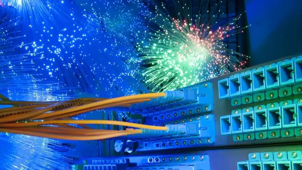 Data-Center-Networking-A-brief-Introduction-990x556.webp