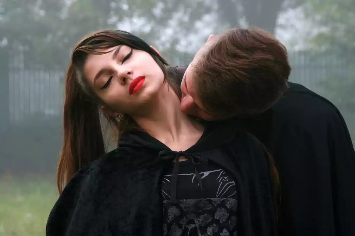 un-vampiro-sacando-la-sangre-a-una-joven-inocente-6094e2fbd2cd4.webp