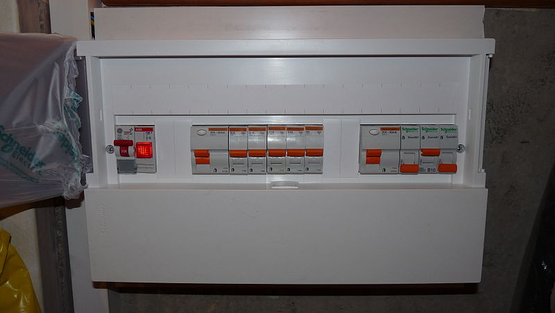 800px-Linnamäe_37_-_fuse_box_in_1-room_apartment.JPG