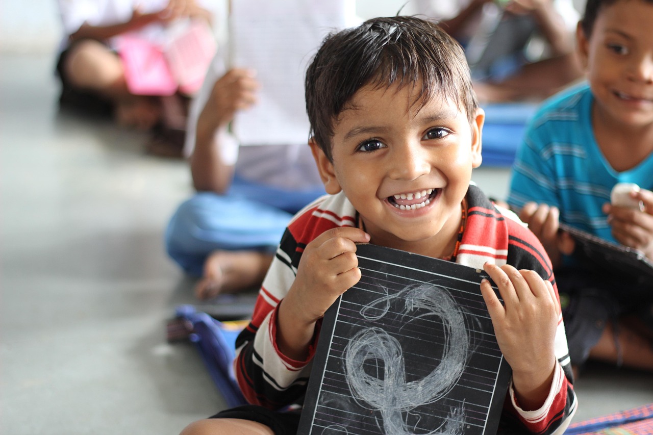 akshayapatra-boy-330582_1280.jpg