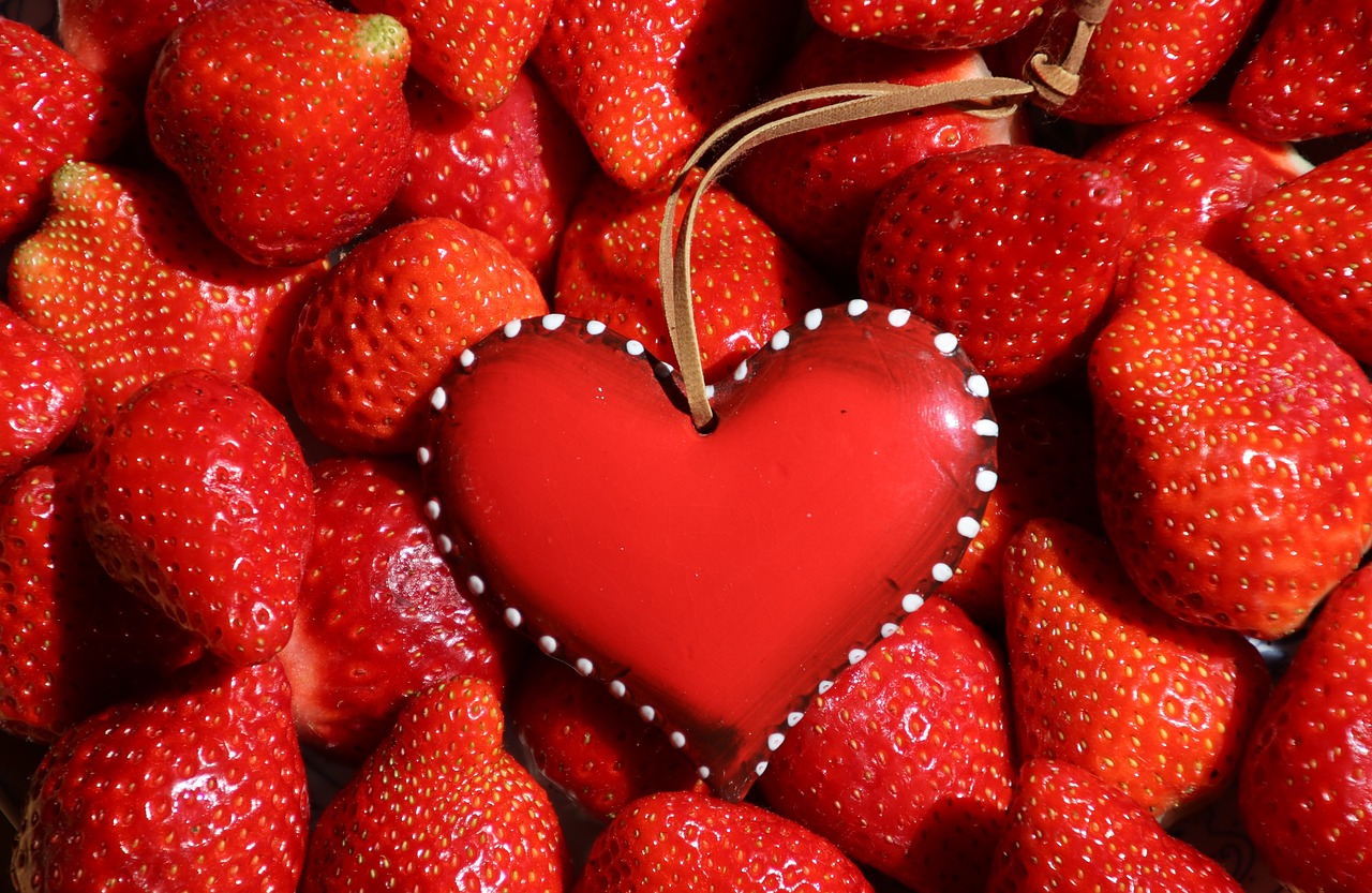 370-In-Selbstkontakt-Essen-Herz-Erdbeeren-5177731_1280_Pixabay_Pasja1000.jpg