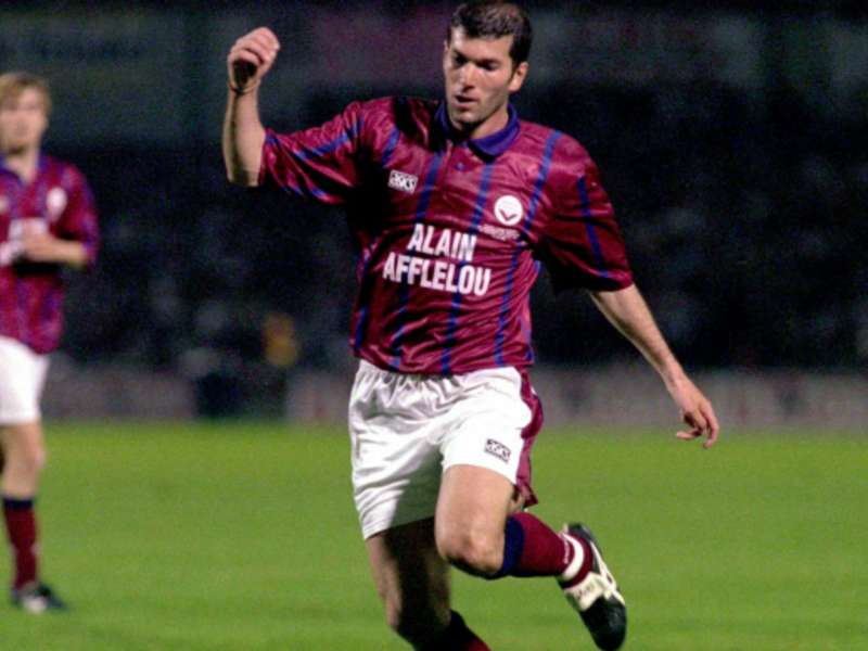 zinedine-zidane-bordeaux_1m9d5xggrmrzq1k4cjqkkk6ego.jpg