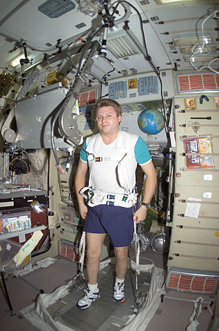 318px-Yury_Onufrienko_exercises_on_a_treadmill_in_the_Zvezda_Service_Module.jpg