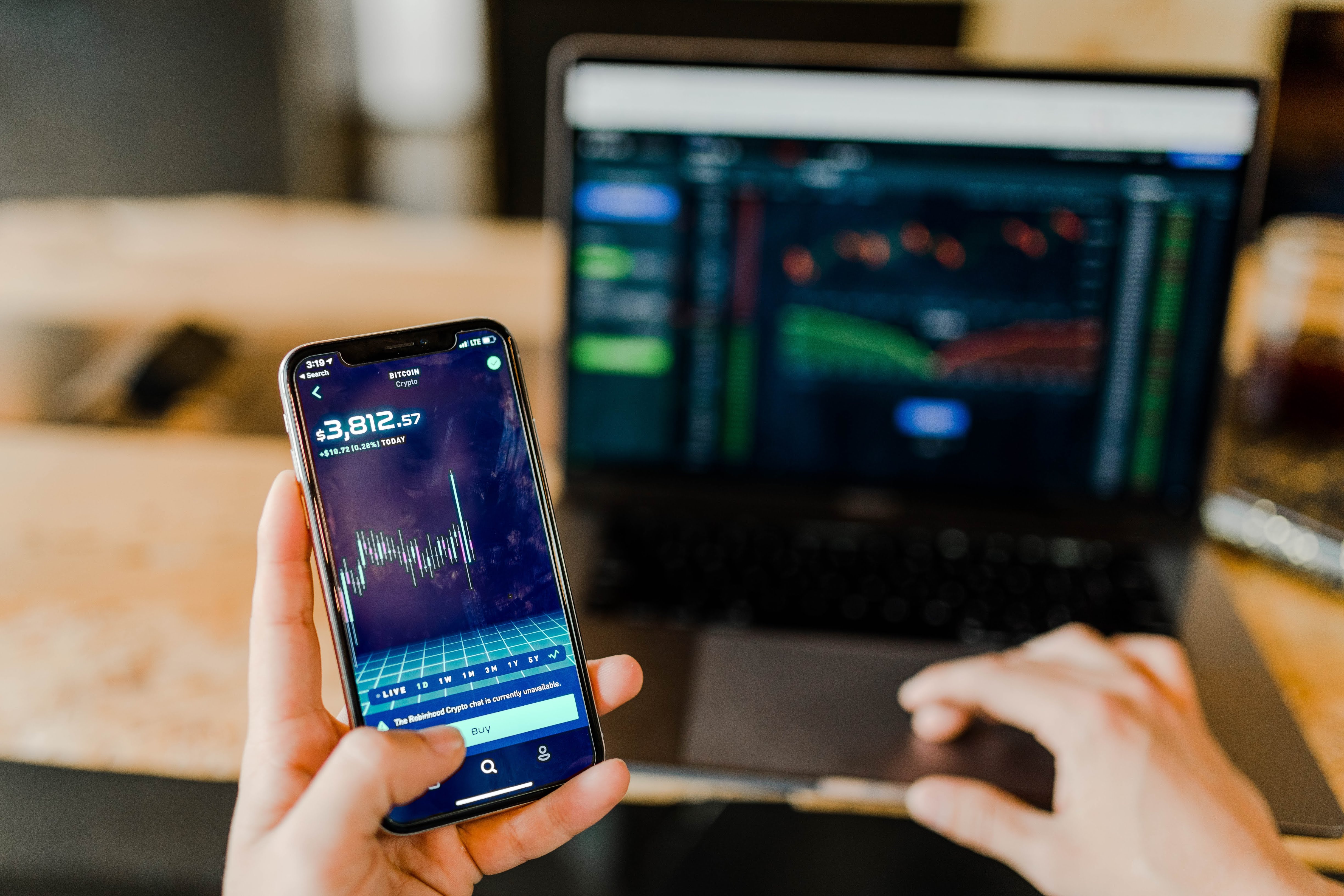 cryptotrading_phone&laptop.jpg