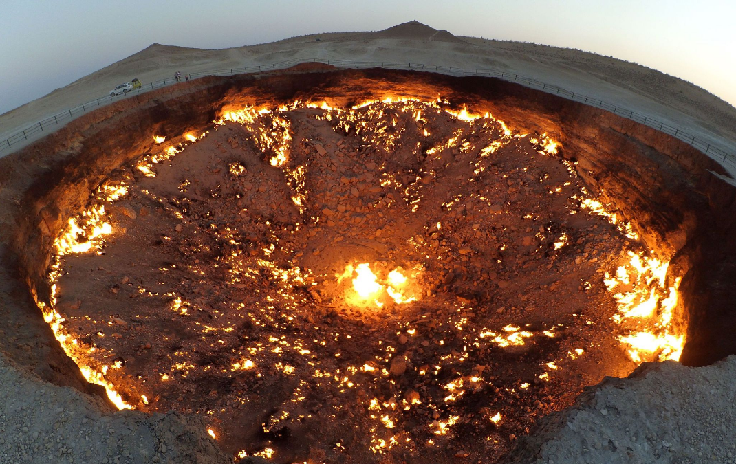 "Врата ада" (Дарваза), Туркменистан. Дарваза газовый кратер. Кратер Дарваза Каракумы. Кратер Дарваза в Туркменистане.