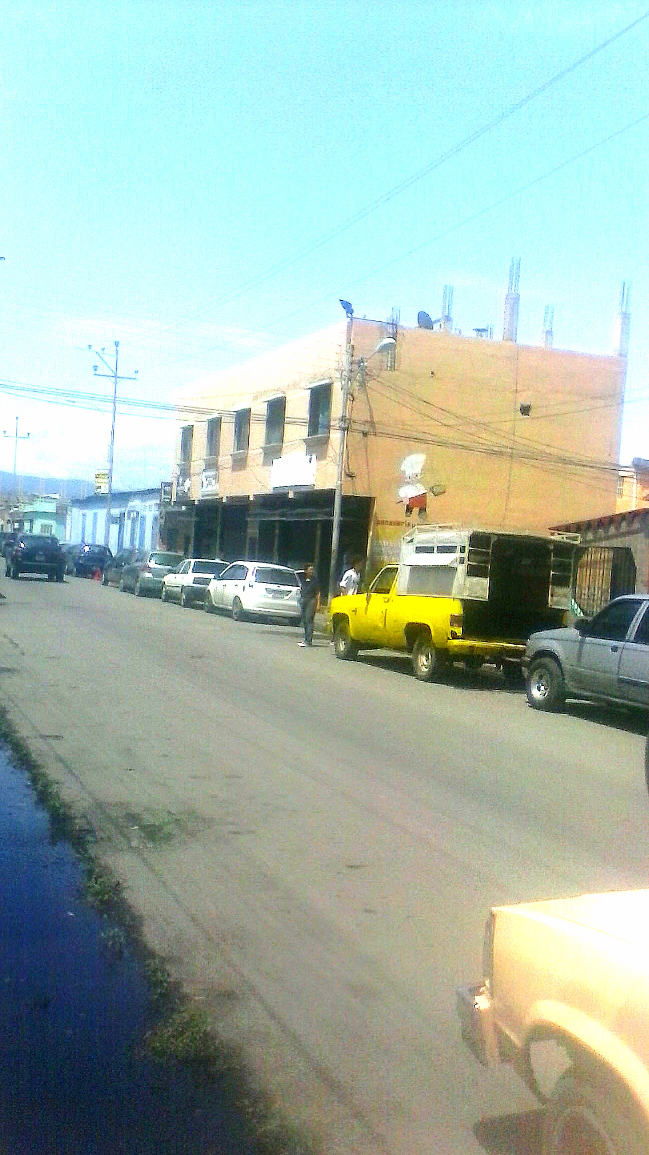 Cola bomba Av Perimetral con Calle Puerto Rico 4.JPG