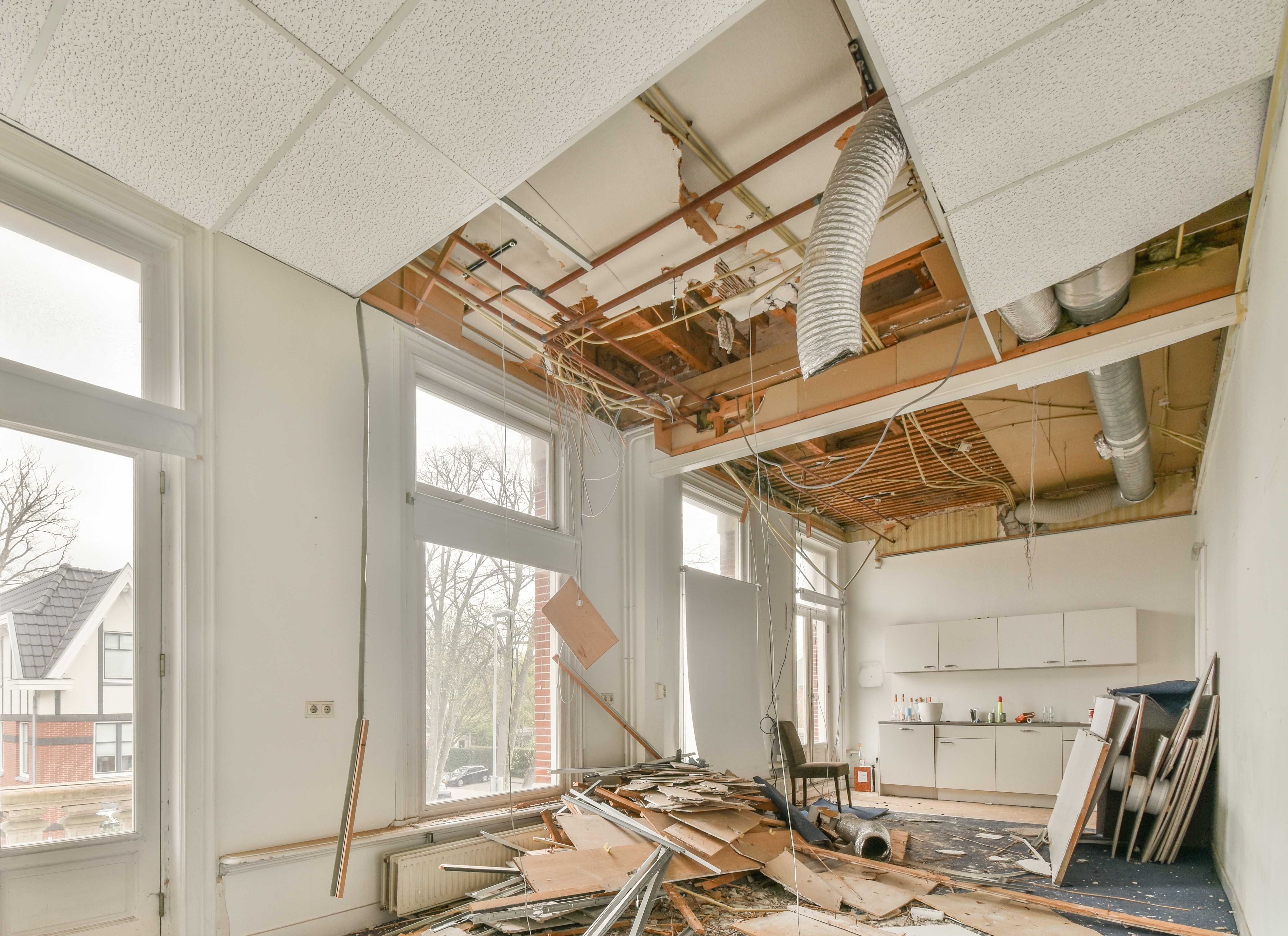 interior-of-empty-room-with-windows-2026-01-07-23-40-01-utc.jpg
