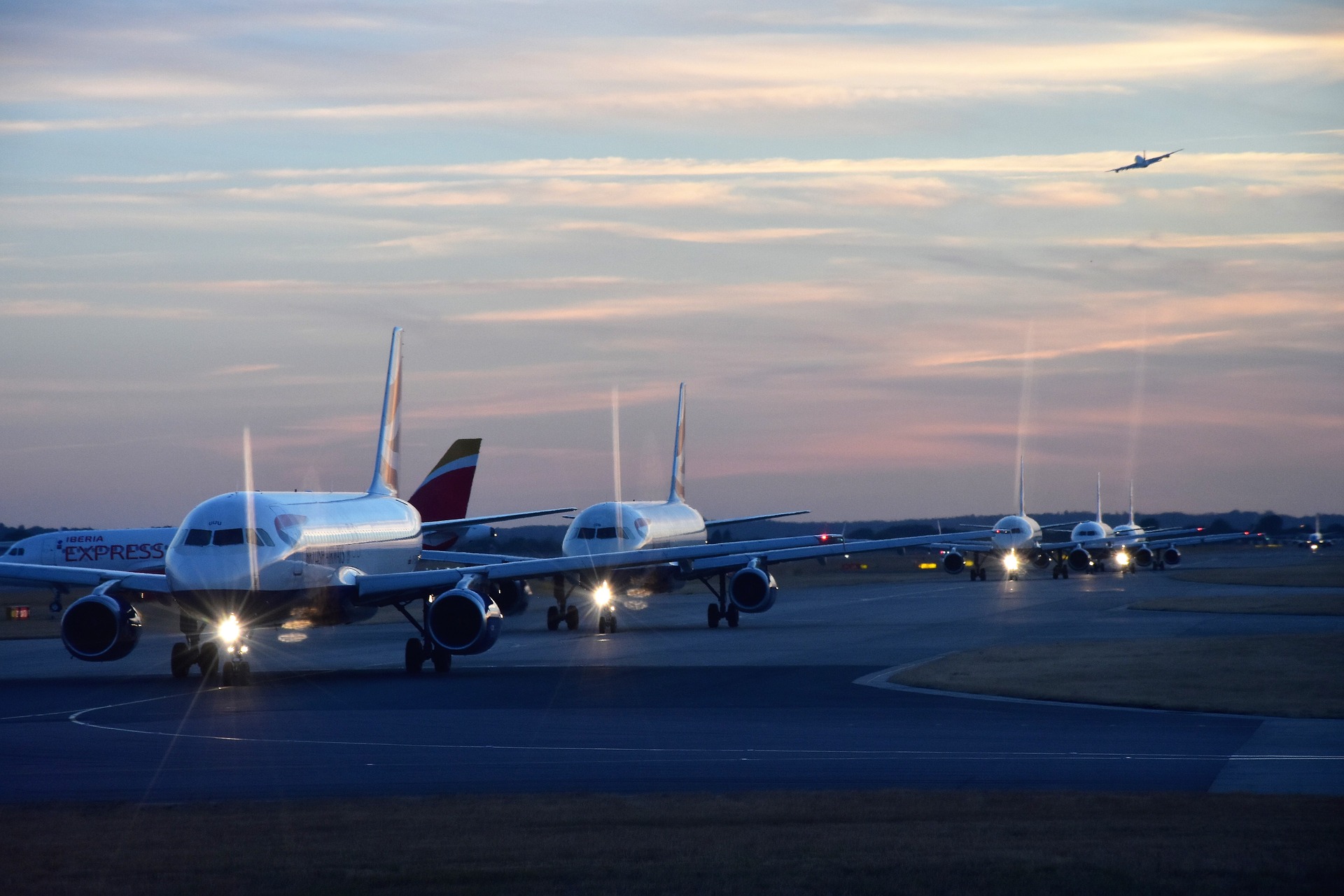 airport-4197563_1920.jpg