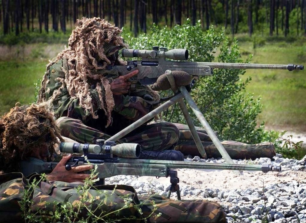 1024px-Royal_Marines_snipers_displaying_their_L115A1_rifles.jpg