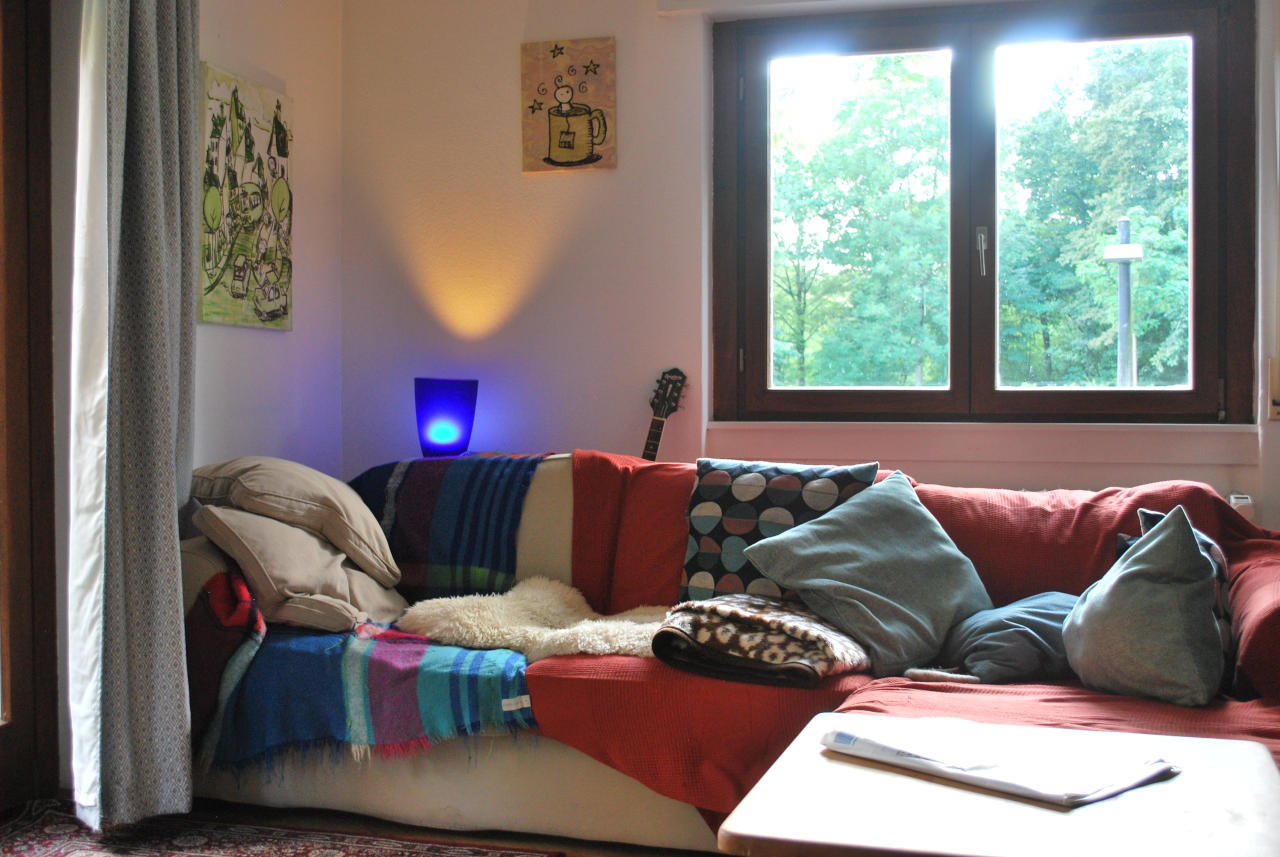 Neunzehbuhrdreißig auf dem Sofa.jpg