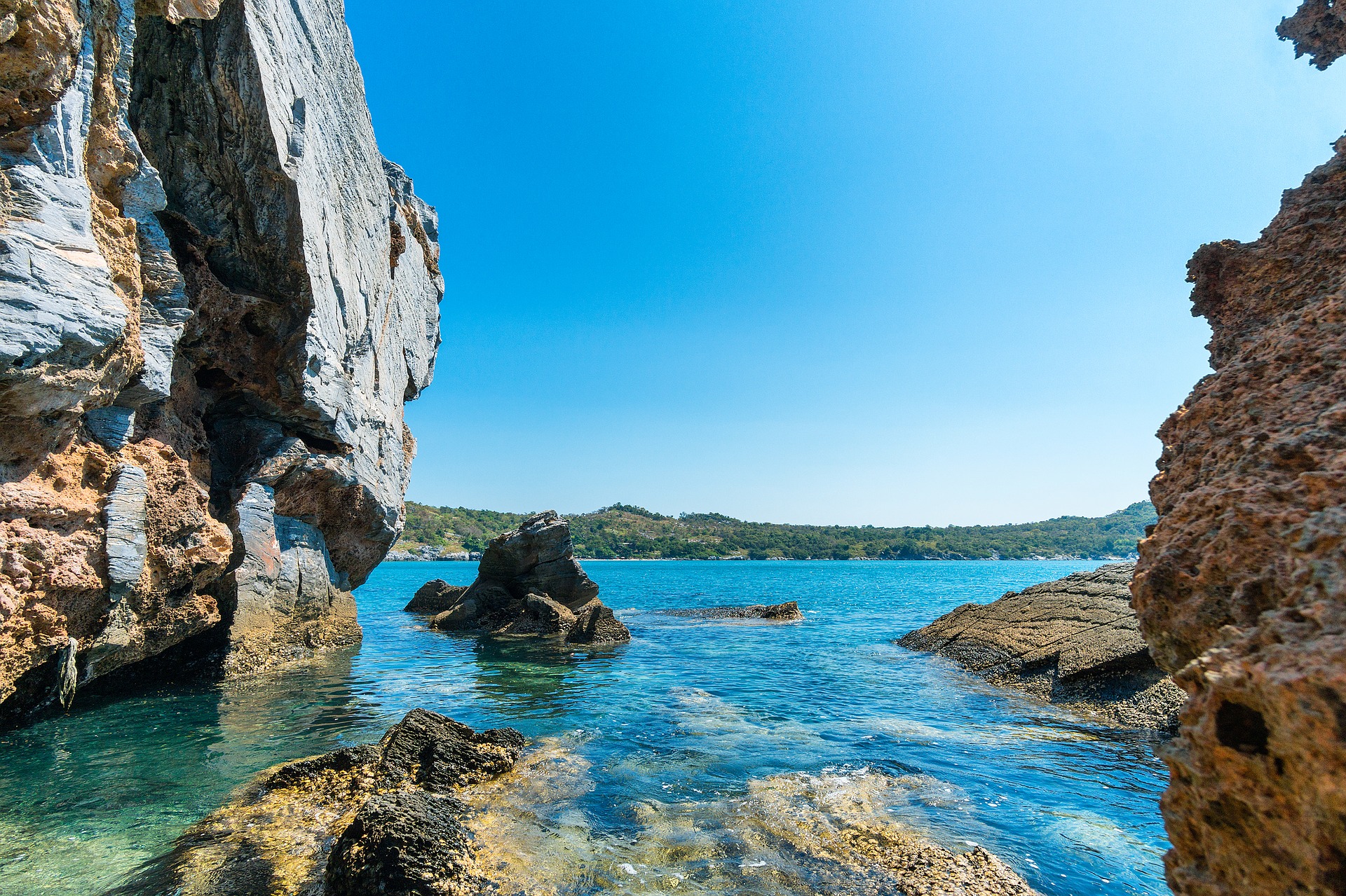 lagoon-2105231_1920.jpg
